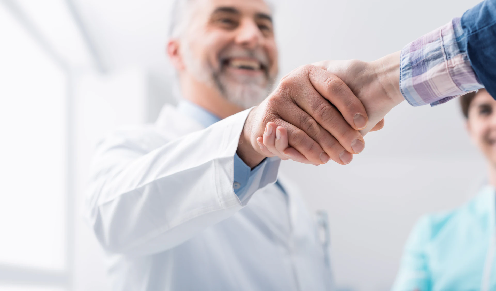 Dos hombres estrechándose la mano en un saludo de negocios.