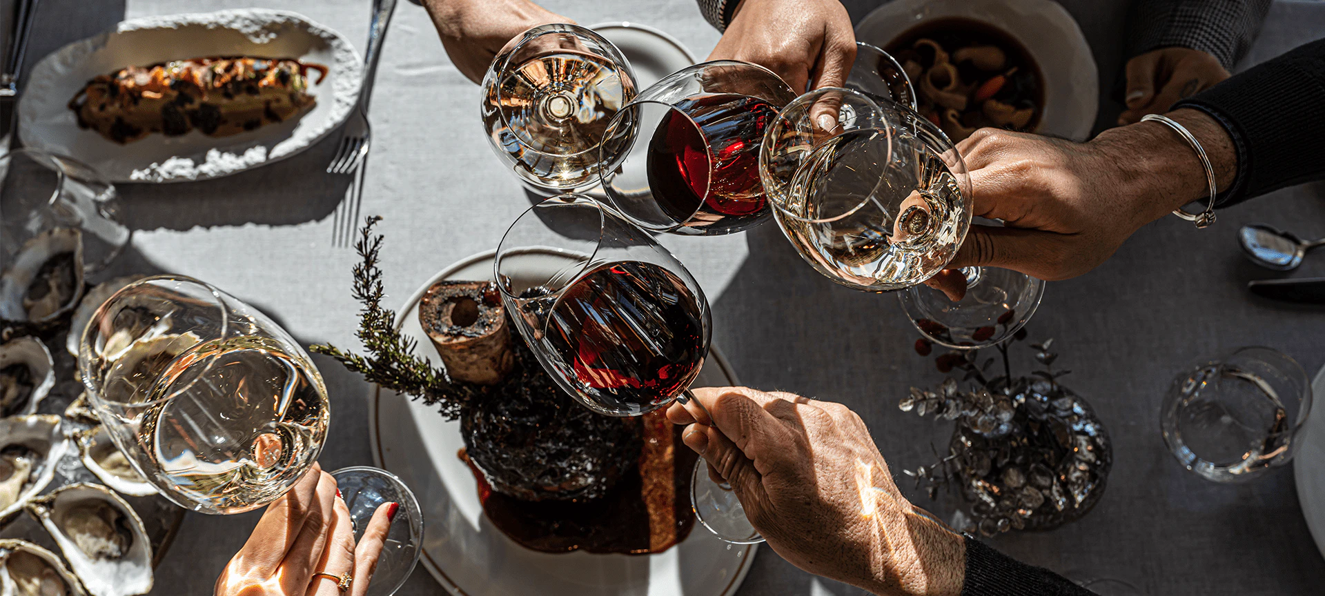 Un brindis con vistas al mar: celebra tu cena de empresa en Marina Port Vell