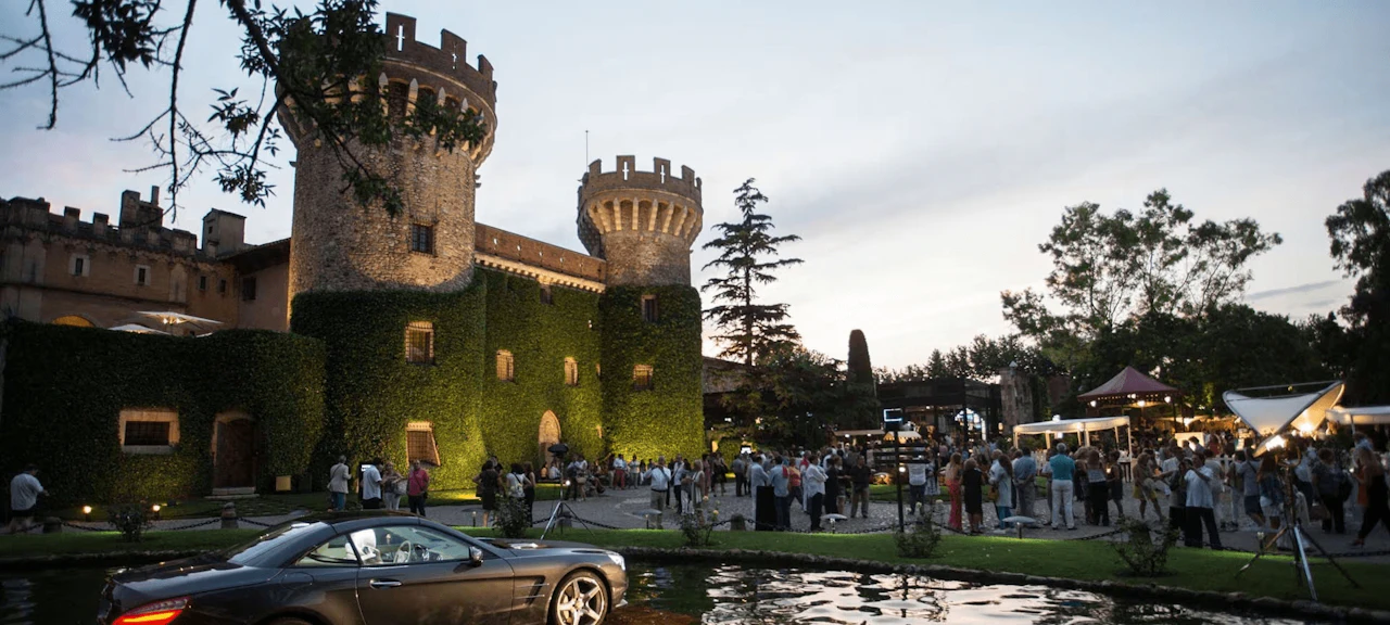 Imagen de gente entrando al festival Castell de Peralada en la Costa Brava