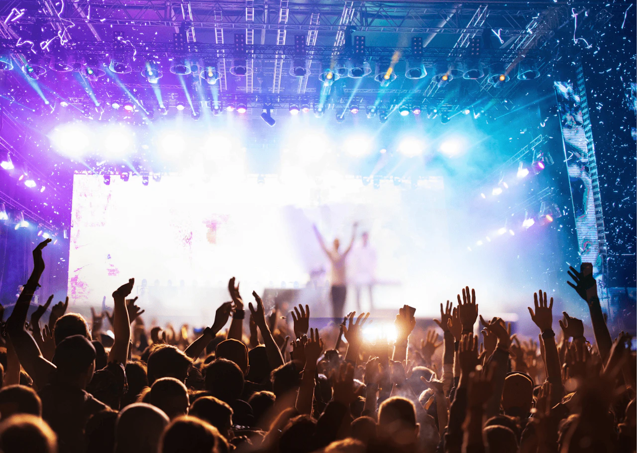 Imagen de una multitud de gente disfrutando de un concierto en el Primavera Sound de Barcelona