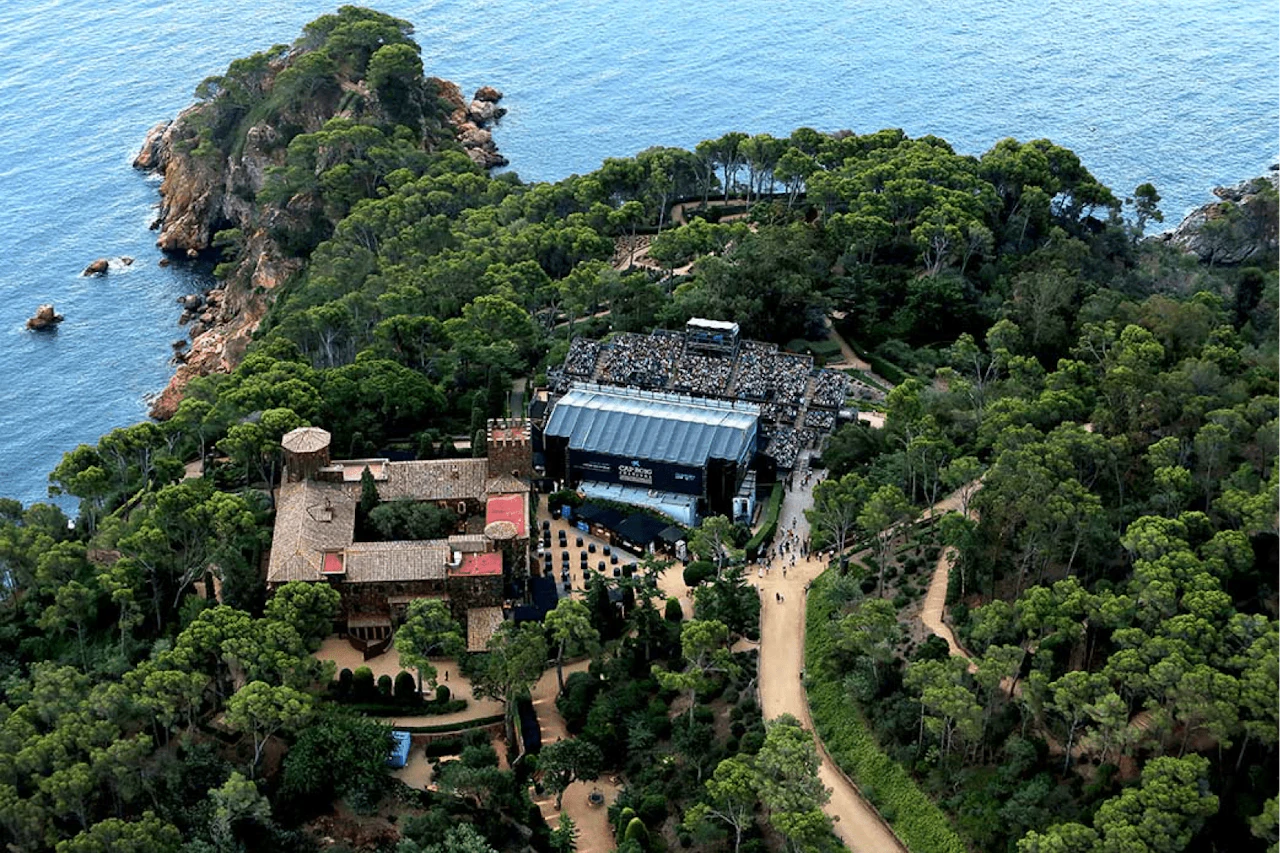 Imagen de un festival en la Costa Brava al lado del mar