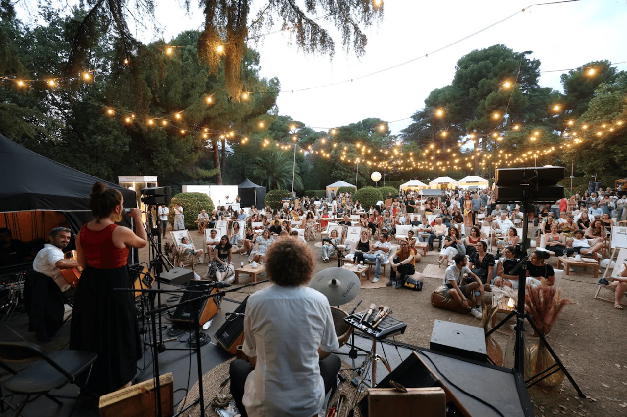 Imagen de un grupo de música en el festival Les Nits de Barcelona con gente disfrutando de su música.