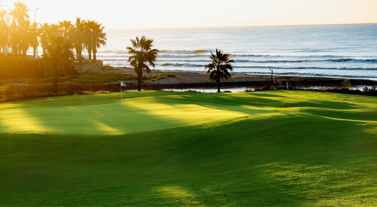 Imagen de un club de golf en Sitges (Barcelona) al lado del mar