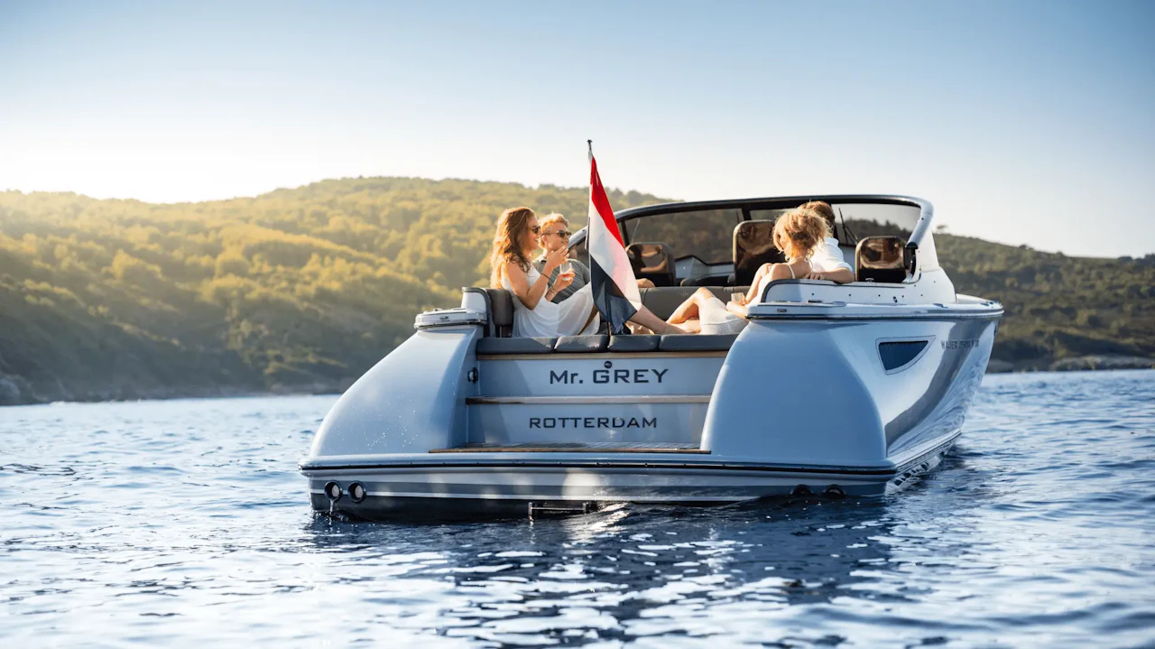 Personas disfrutando de la VIP On Board Experience en un barco de lujo de Wajer Yachts en Marina Port Vell