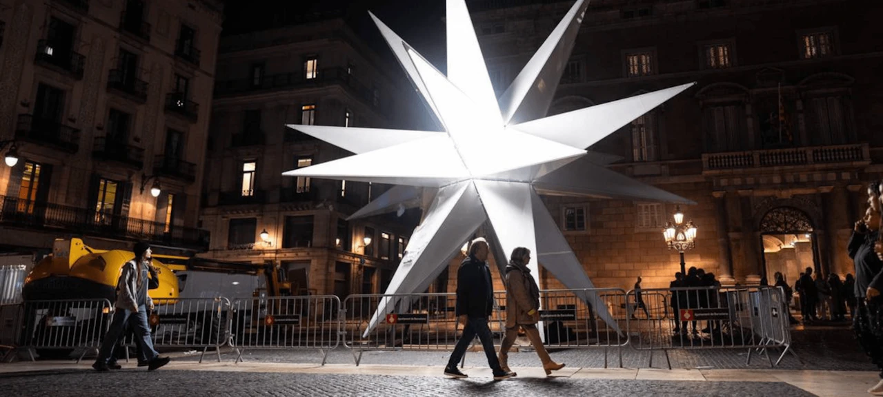 Imagen de la estrella colocada en la plaza Sant Jaume de Barcelona.