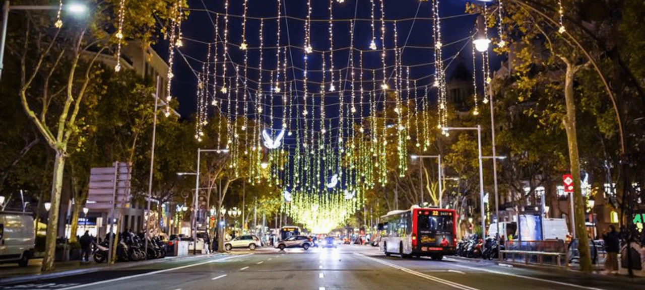 Imagen del paseo de Gracia de Barcelona iluminado con luces navideñas.