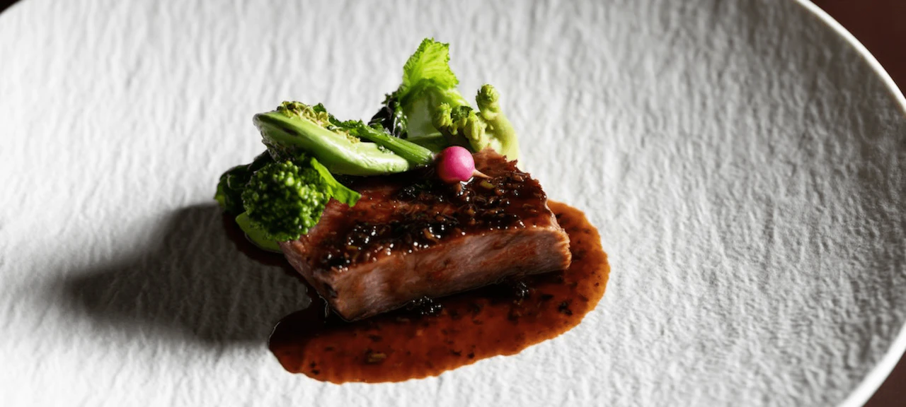 Imagen de un plato con carne de cordero y brócoli muy bien presentado.