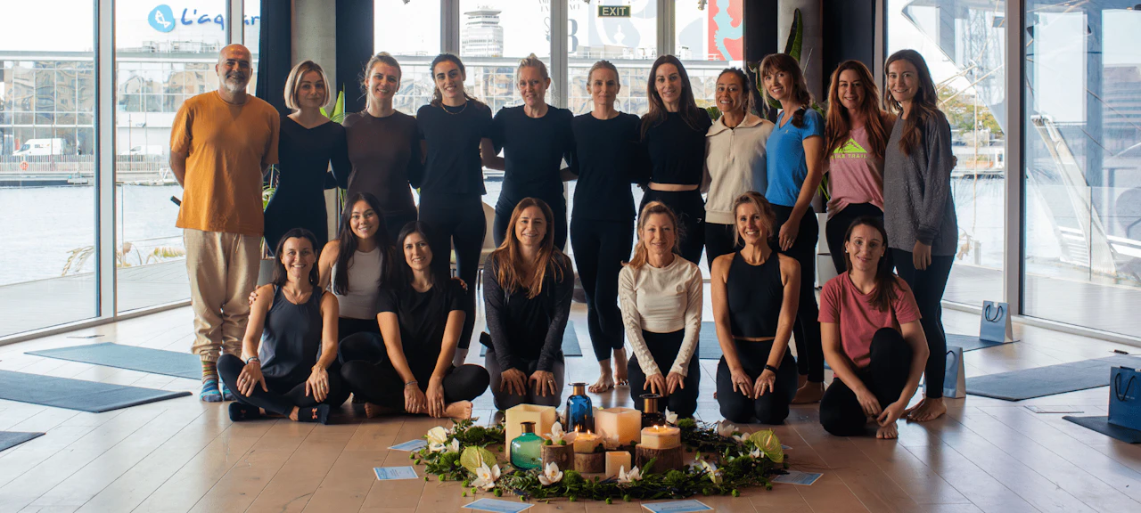Foto con todas las participantes del evento de yoga y wellness.