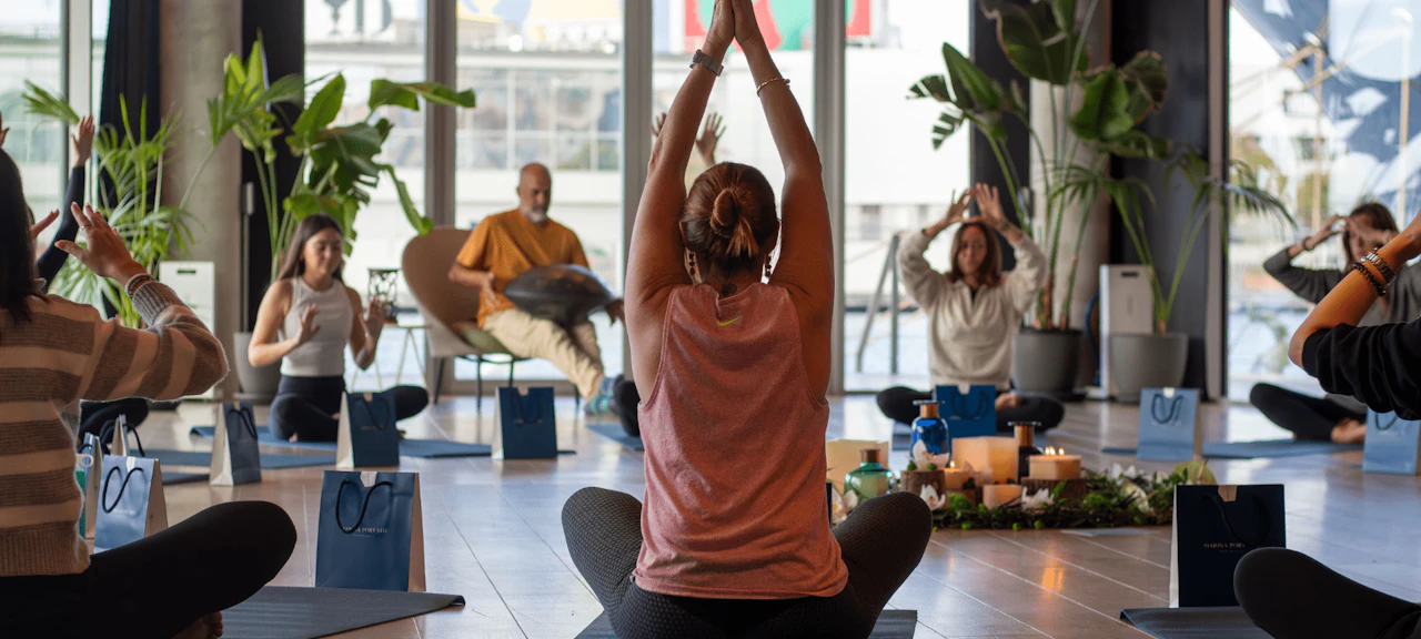 Un momento de la sesión matutina de yoga.