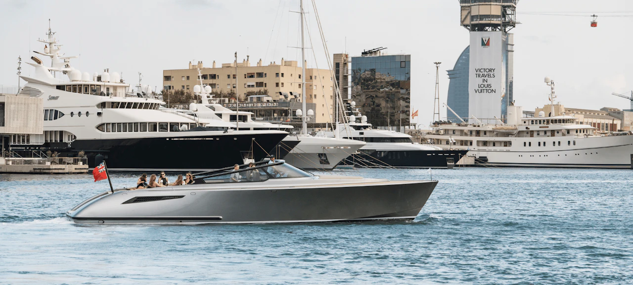 Superyate navegando por la Marina Port Vell
