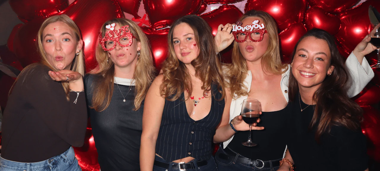 Grupo de chicas posando en la Love Crew Party