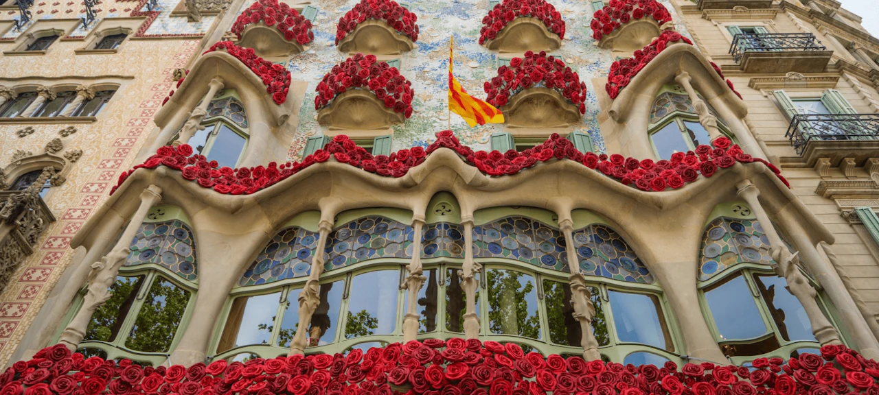 Rosas rojas y un libro: los s&iacute;mbolos tradicionales de Sant Jordi en Barcelona