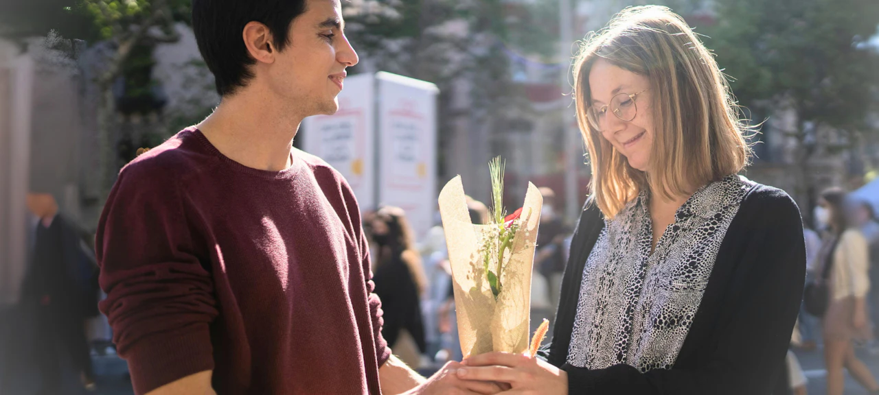 Rosas rojas y un libro: los s&iacute;mbolos tradicionales de Sant Jordi en Barcelona