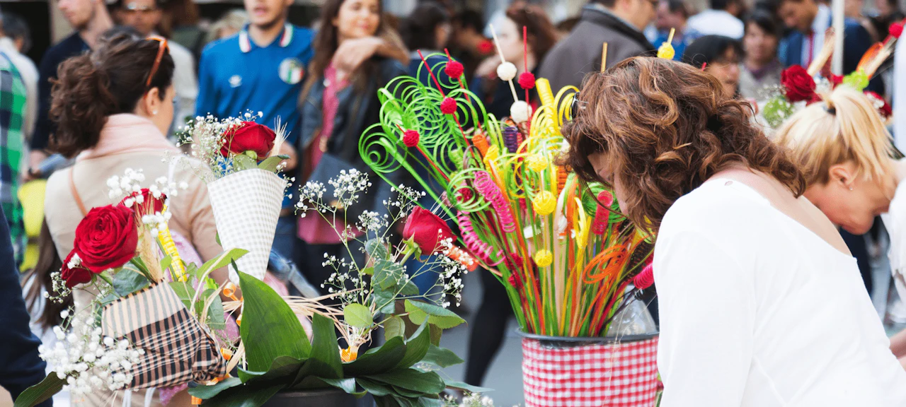 Rosas rojas y un libro: los s&iacute;mbolos tradicionales de Sant Jordi en Barcelona