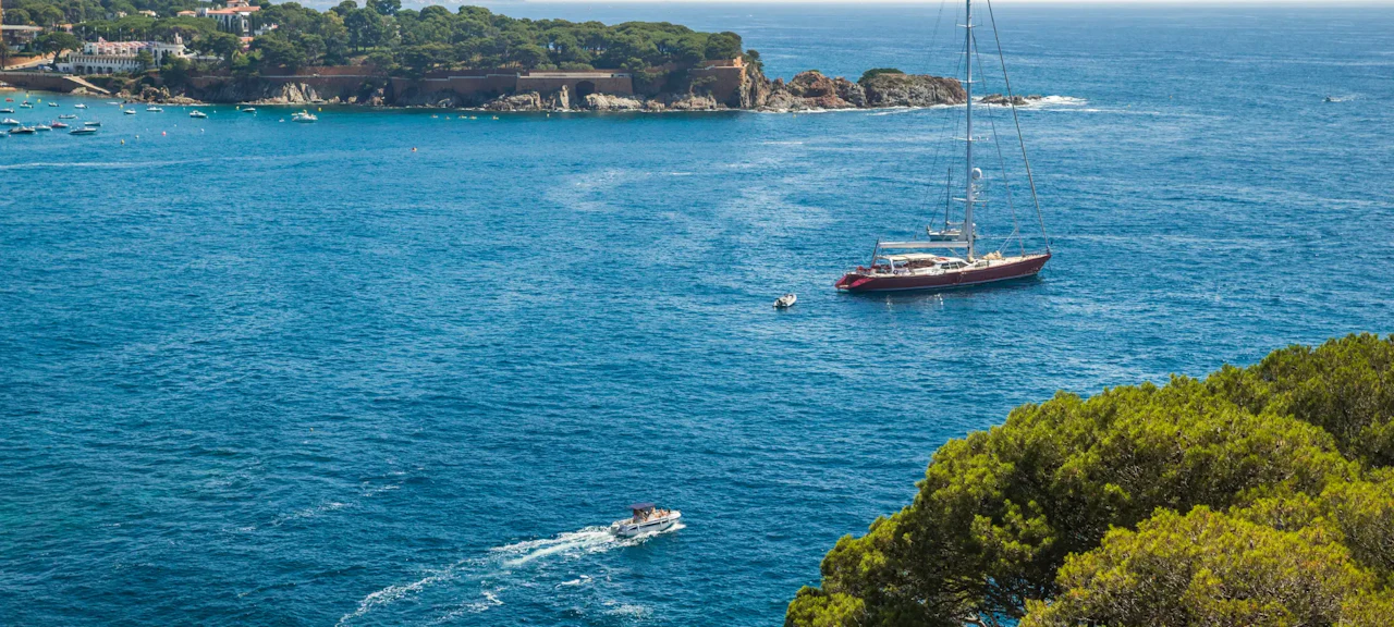 Vista del mar Mediterr&aacute;neo desde la Costa Brava, cerca de Marina Port Vell; un paisaje sereno que invita a descubrir calas y rincones tranquilos desde el agua.