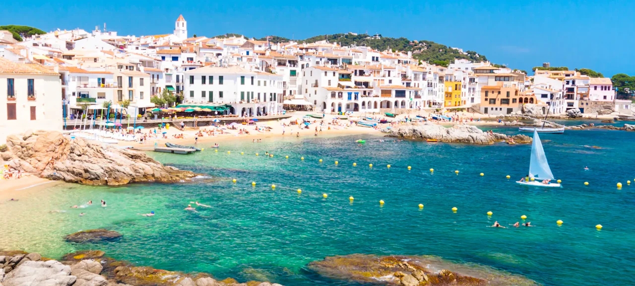 Vista de la costa de Calella de Palafrugell con casas blancas