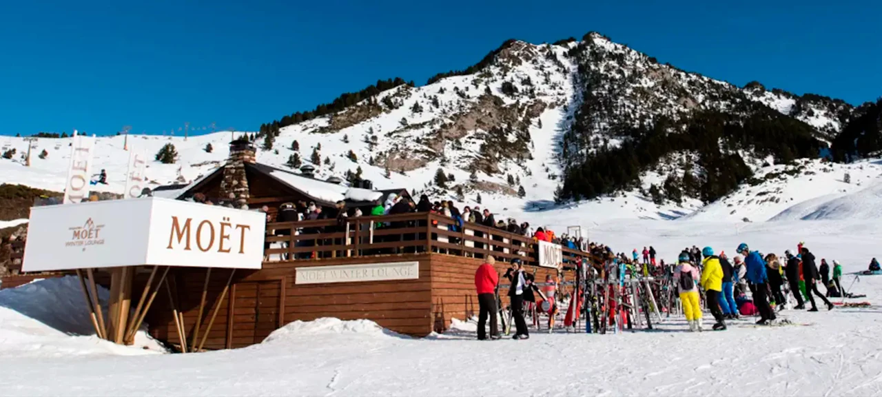 Esquiadores disfrutando de un día soleado en Granvalira, el resort más grande de Andorra