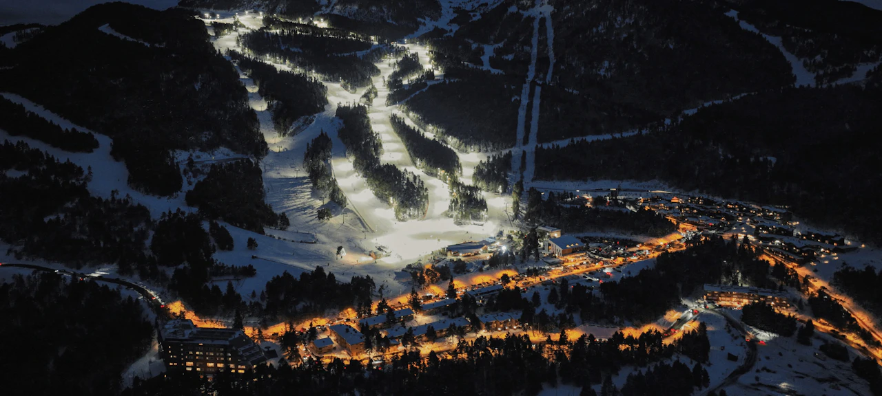 Vista de las pistas iluminadas para esquí nocturno en la estación de Masella, en la Cerdanya