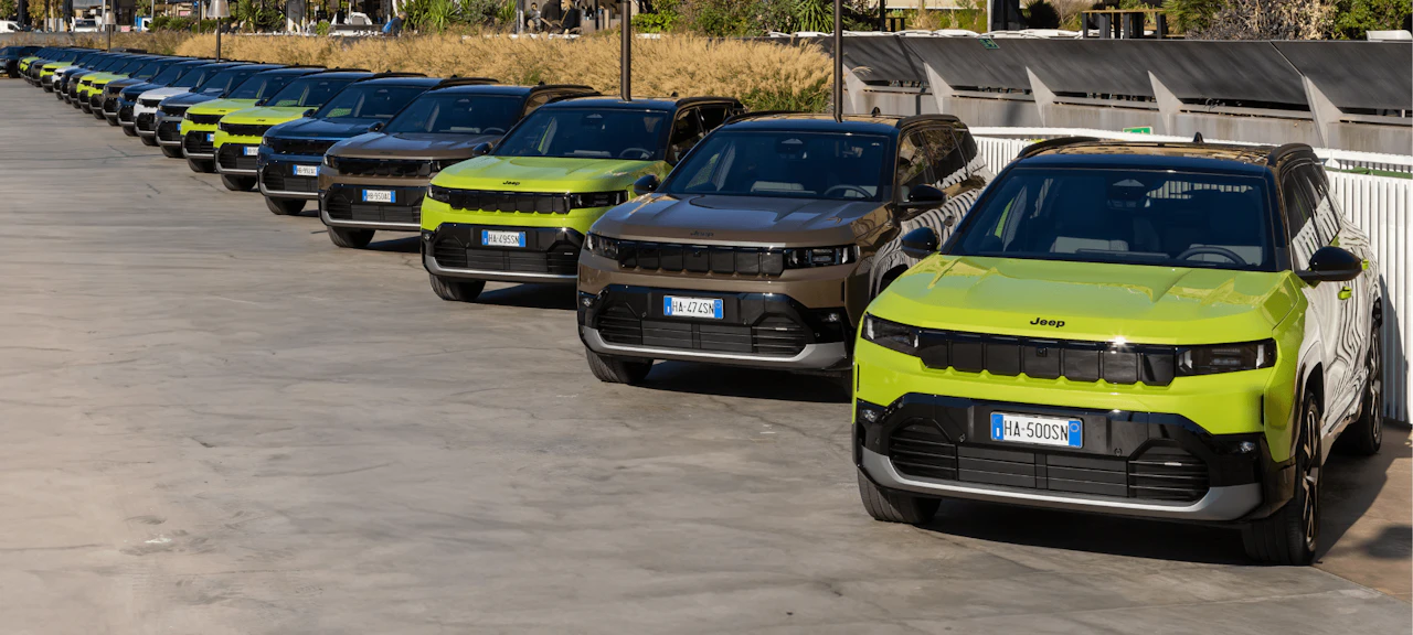 Evento internacional Jeep Compass en Marina Port Vell, con pruebas de vehículos MHEV y BEV frente al mar para prensa y clientes VIP