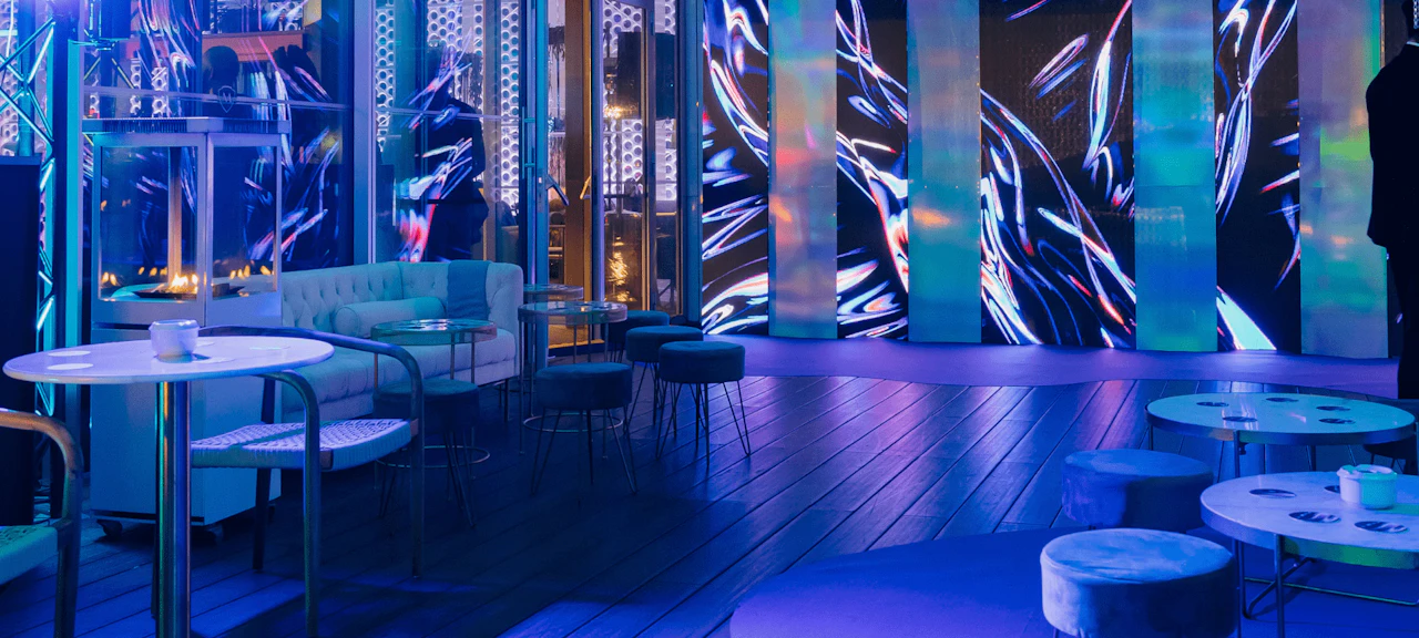 Marina Port Vell se transformó en el escenario de Ocean Glow Party, un evento exclusivo con música, luces y ambientación inspirada en el océano frente al mar, ofreciendo a los asistentes una experiencia sensorial y social única.